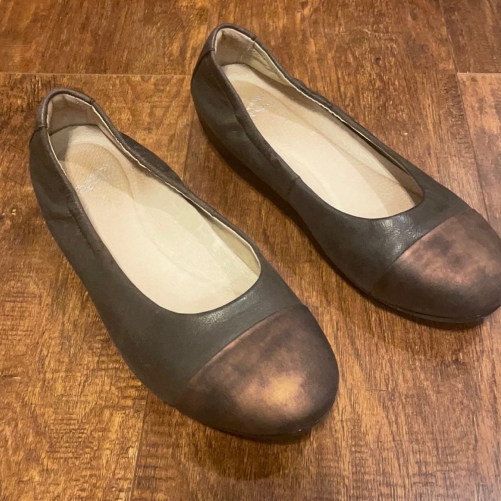 Dansko Lisanne chocolate Nubuck flats